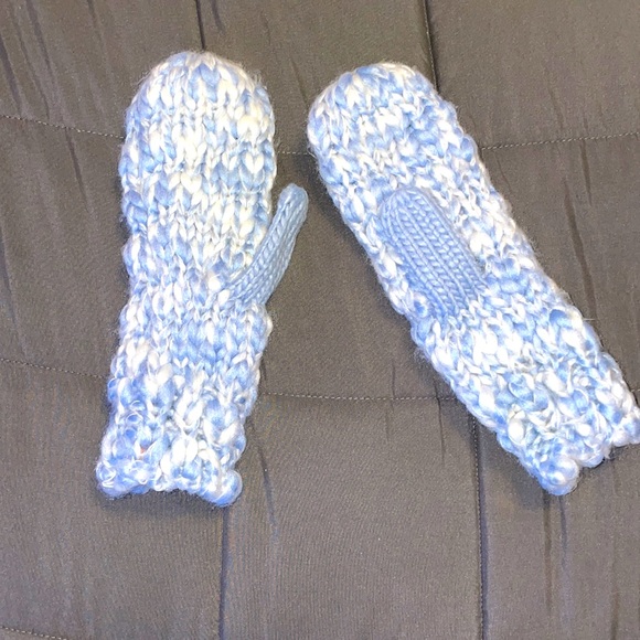 Cozy GAP Mittens - Picture 1 of 5